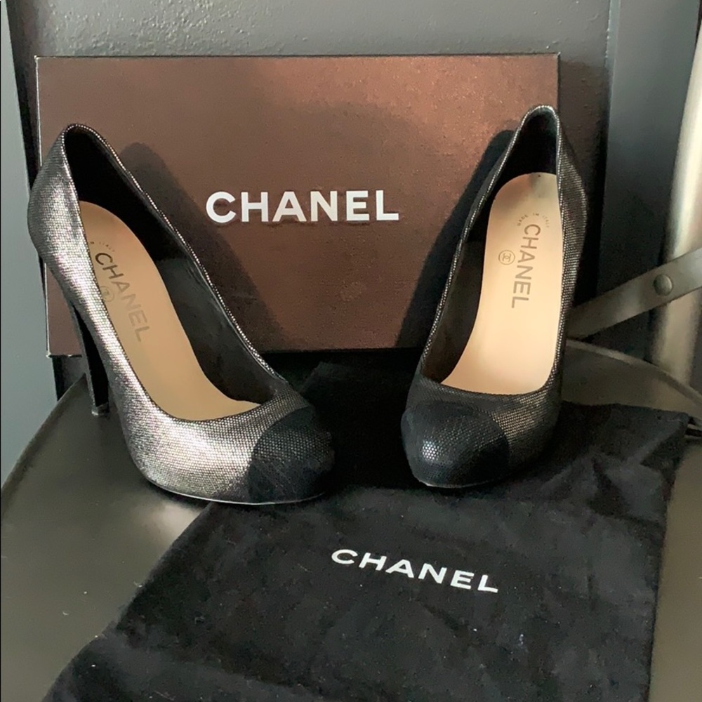 Chanel escarpins grey pumps heels toe cap metallic